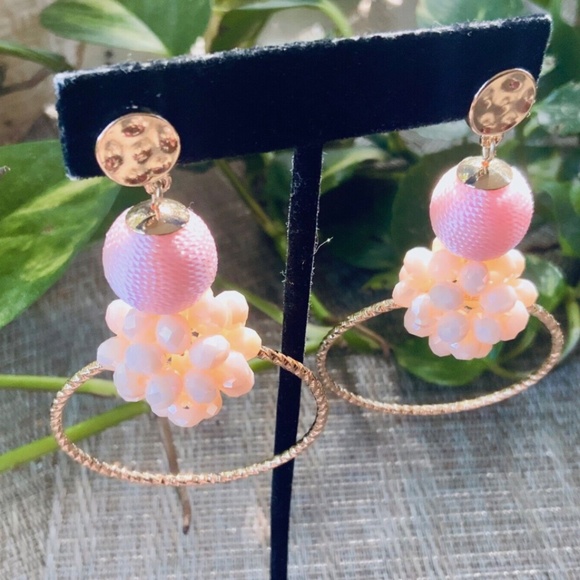 Lilly Pulitzer NWT 🩷CALIENTE  BEADED HOOPS EARRINGS⭐️ Lightweight Pierced - Picture 2 of 6